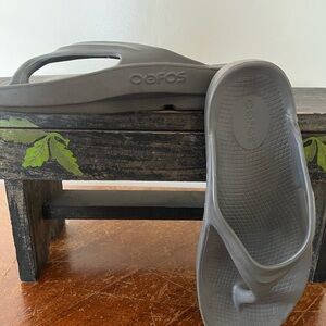 OOFOS Charcoal Gray Flip Flops